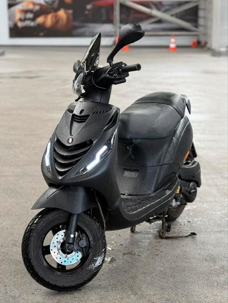 Piaggio zip 50cc 4t (carb model), Fietsen en Brommers, Scooters | Piaggio, Zo goed als nieuw, Zip, Ophalen