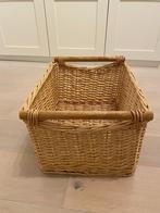 Mooie stevige Rietenmand met twee houten draag hengsels, Huis en Inrichting, Ophalen of Verzenden, Gebruikt, Rechthoekig, Riet