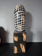 Moderne vaas aardetinten zwart wit bruin, Ophalen of Verzenden, Zo goed als nieuw, Minder dan 50 cm