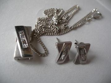 Een mooie Zilveren Sieraden Set met Zirkonia steentjes beschikbaar voor biedingen