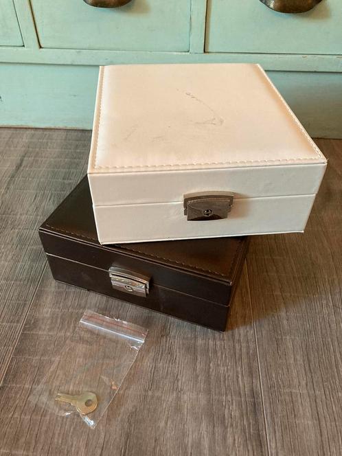 Vintage leren 2x sieradendoos kistje bruin wit chroom slotje, Sieraden, Tassen en Uiterlijk, Beautycases, Zo goed als nieuw, Softcase