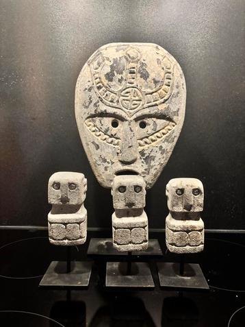 Indiase beeldjes op statief & masker beschikbaar voor biedingen