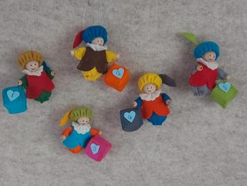 Pietje van wolvilt met klein cadeautje. Leuk om op te hangen beschikbaar voor biedingen