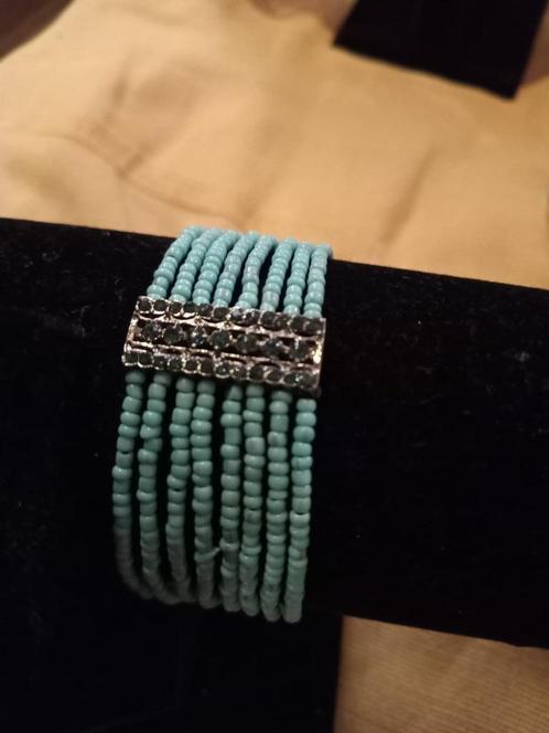 Armband van turquoise kralen – Elegant en uniek, Sieraden, Tassen en Uiterlijk, Armbanden, Nieuw, Overige materialen, Blauw, Met bedels of kralen