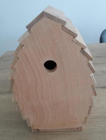 Te koop nieuw vogelhuisje met schuifbare bodem. beschikbaar voor biedingen