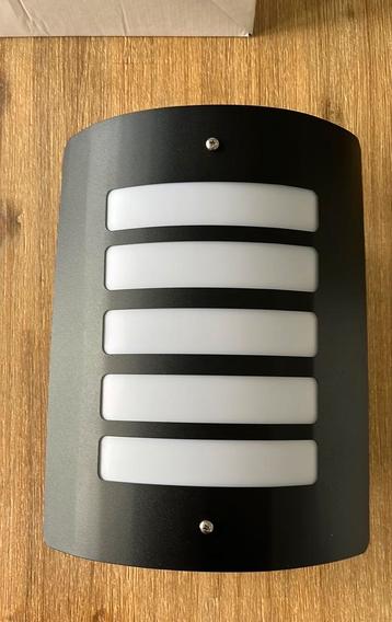 Nieuwe buitenlamp met lichtsensor  beschikbaar voor biedingen