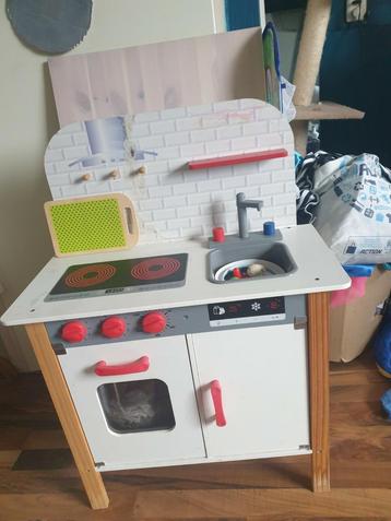Houten keukentje gebruikt  maar nog goed voor een 2de ronde beschikbaar voor biedingen