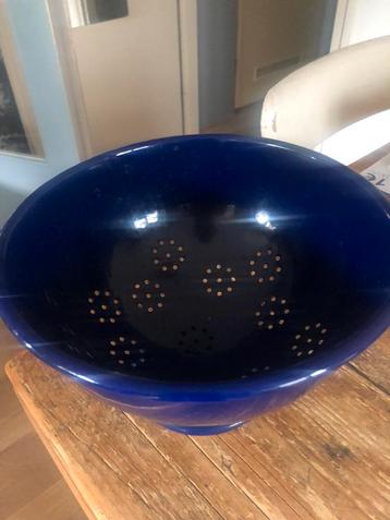 Brocante emaille vergiet donkerblauw beschikbaar voor biedingen