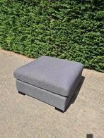 Neutrale grijze poef – ideaal als tafel of zitplek, Huis en Inrichting, Banken | Voetenbanken en Poefen, Vierkant, Zo goed als nieuw