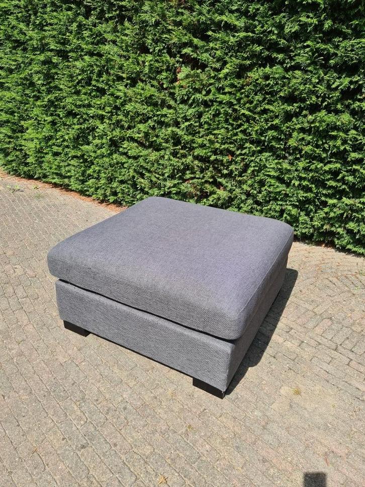 Neutrale grijze poef – ideaal als tafel of zitplek, Huis en Inrichting, Banken | Voetenbanken en Poefen, Zo goed als nieuw, 75 tot 100 cm