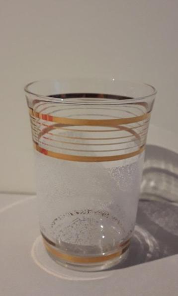glas met witte en goudkleurige opdruk beschikbaar voor biedingen
