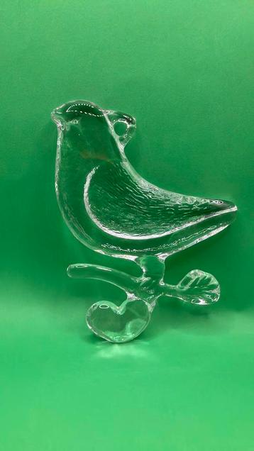 Suncatcher vogel op tak, dik, doorzichtig kleurloos glas. beschikbaar voor biedingen