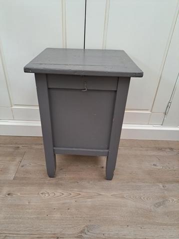 Krukje. Hoogte 50cm, breed en diep 34 cm.  beschikbaar voor biedingen