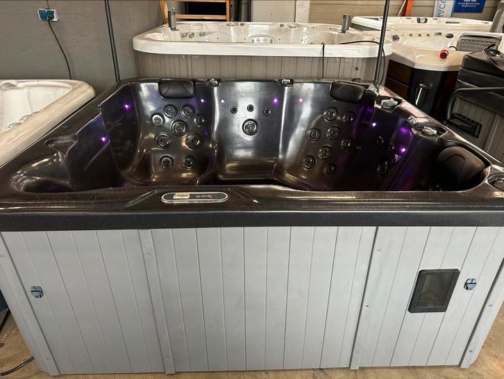 Sunspa 5 persoons 2 ligplaatsen, Tuin en Terras, Bubbelbaden en Hottubs, Zo goed als nieuw, Pomp, Ophalen