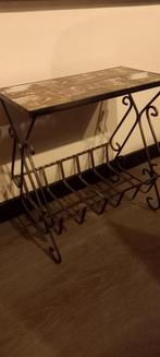 Krantentafeltje met tegeltjes, 45 tot 60 cm, Gebruikt, Metaal of Aluminium, Vintage
