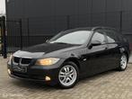 BMW 3-serie Touring 320i AUT|LEDER|PANO|TREKHAAK|PDC|, Automaat, Achterwielaandrijving, Zwart, 4 cilinders