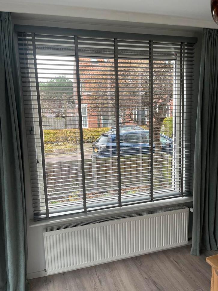 Grijze houten jaloezieën - diverse maten, Huis en Inrichting, Stoffering | Gordijnen en Lamellen, Gebruikt, 150 tot 200 cm, 50 tot 100 cm