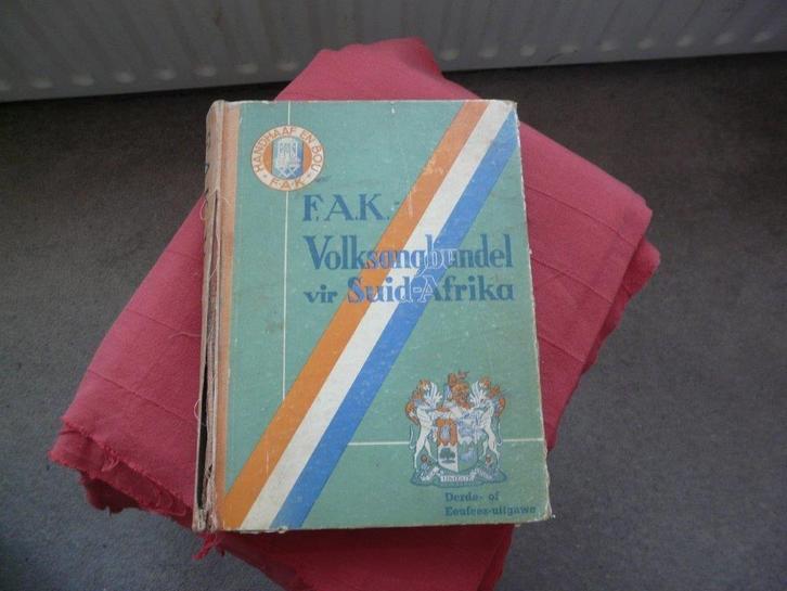 BOEK ZUID AFRIKAANSE LIEDJES IN PIANO-NOTATIE NOTENSCHRIFT, Boeken, Hobby en Vrije tijd, Gelezen, Overige onderwerpen, Ophalen