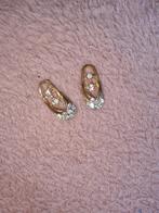poppenhuis miniaturen slippers met witte steentjes, Poppenhuis, Ophalen of Verzenden