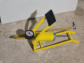 Voetpomp / fietspomp met manometer beschikbaar voor biedingen