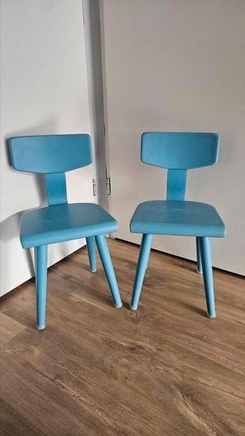 Vintage kinderstoeltjes beschikbaar voor biedingen