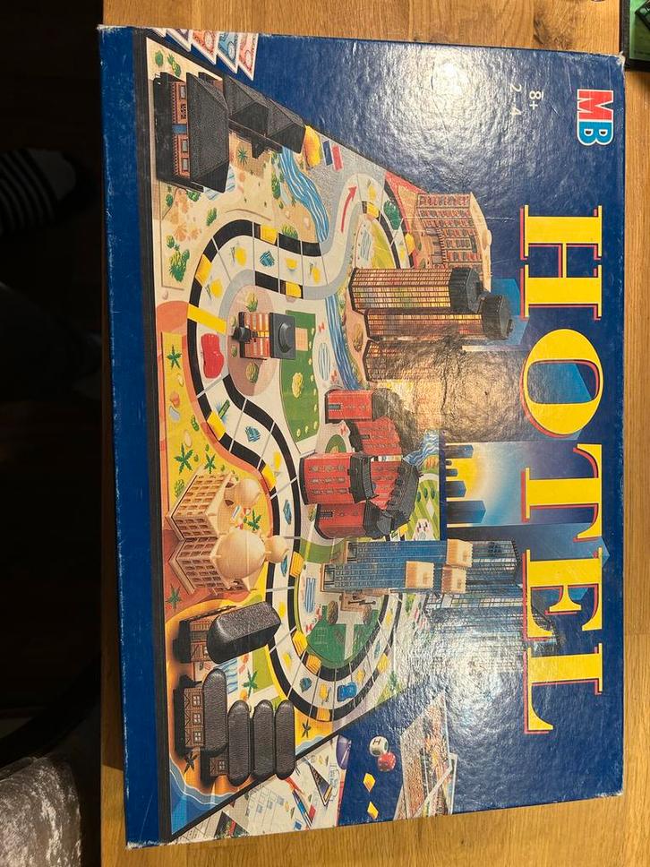 Hotel Bordspel - Compleet & Goede Staat!, Hobby en Vrije tijd, Gezelschapsspellen | Bordspellen, Zo goed als nieuw, Drie of vier spelers