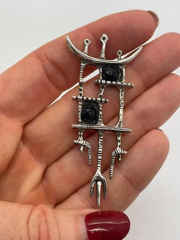 A142 Prachtige zilveren brutalisf hanger beschikbaar voor biedingen