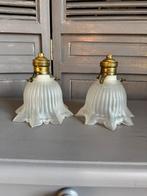 Antieke melkglazen lampenkapjes met fitting, Gebruikt, Wit, Ophalen of Verzenden, Vintage/klassiek