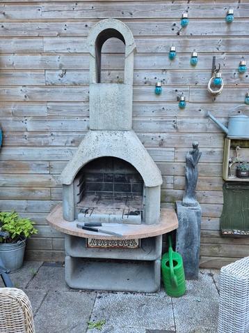 Betonnen houtskool bbq beschikbaar voor biedingen