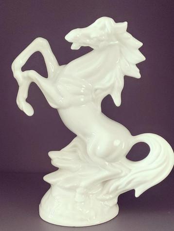 VINTAGE WITTE  PORSELEINEN beeldje STEIGEREND PAARD beschikbaar voor biedingen