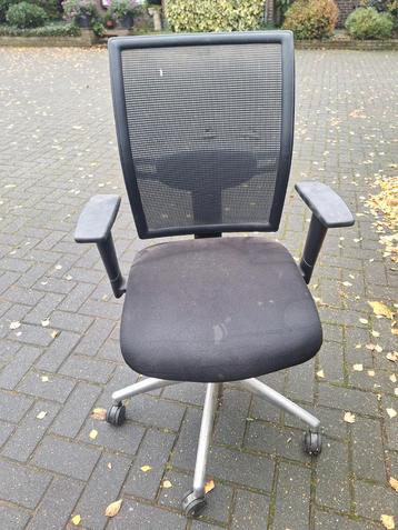 Goede bureaustoel - beetje stoffig beschikbaar voor biedingen