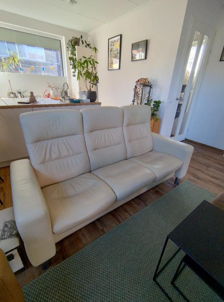 driezits bank Stressless roomwit, Huis en Inrichting, Banken | Bankstellen, Gebruikt, Rechte bank, Driepersoons, 150 tot 200 cm