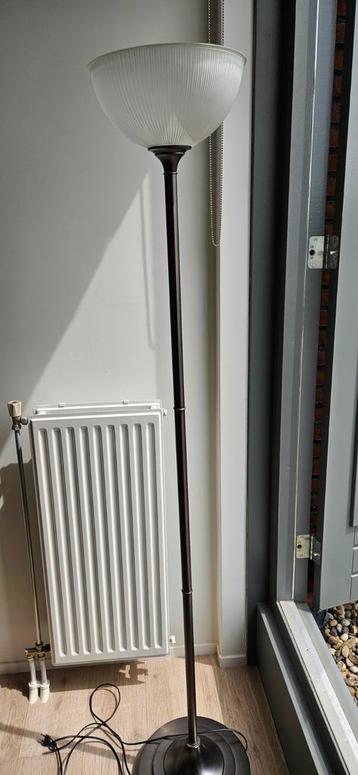 Zware grijs metalen staande lamp beschikbaar voor biedingen