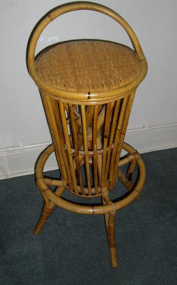 Zeldzame design rotan kruk/ Rare Italian Ratan Stool 1960s beschikbaar voor biedingen