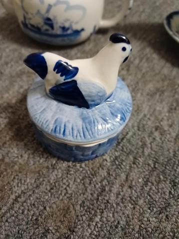 Delfts Blauw Potje met Kip beschikbaar voor biedingen