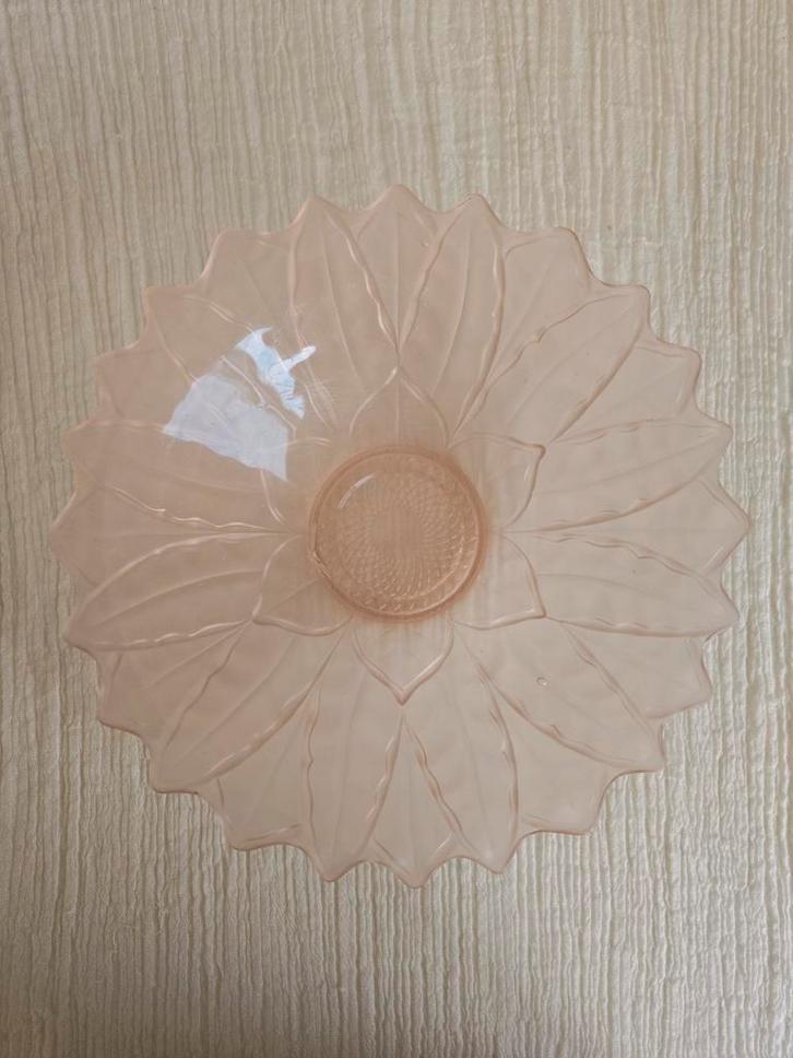 Vintage roze persglas schaal Bloemvorm SALE, Huis en Inrichting, Woonaccessoires | Schalen en Manden, Zo goed als nieuw, Rond