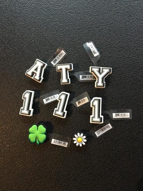 8 Crocs Jibbitz Charms, Verzamelen, Speldjes, Pins en Buttons, Zo goed als nieuw, Speldje of Pin, Overige onderwerpen, Ophalen