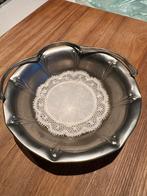 Vintage metalen mandje met gekantklost kleedje, Ophalen of Verzenden