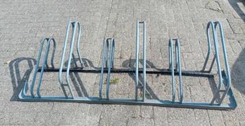Gebruikt sterk Fietsenrek met 2 betonblokken. beschikbaar voor biedingen