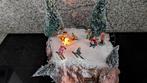 Lemax berg platform met langlaufers en verlichte kerstman., Diversen, Kerst, Ophalen of Verzenden, Gebruikt