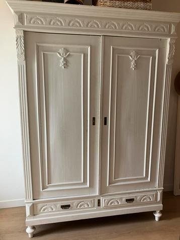 Vintage brocante houten kleding kast beschikbaar voor biedingen