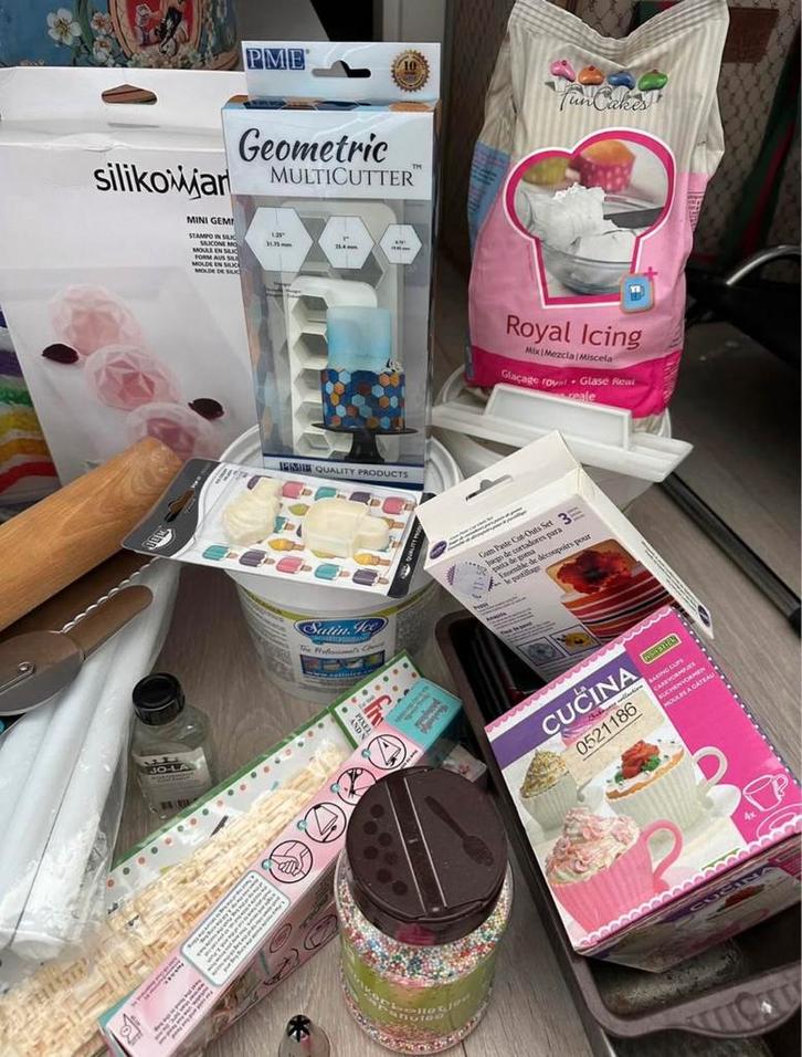 Bakspullen te koop - Wilton, mallen, fondant en meer!, Hobby en Vrije tijd, Taarten en Cupcakes maken, Gebruikt, Overige typen