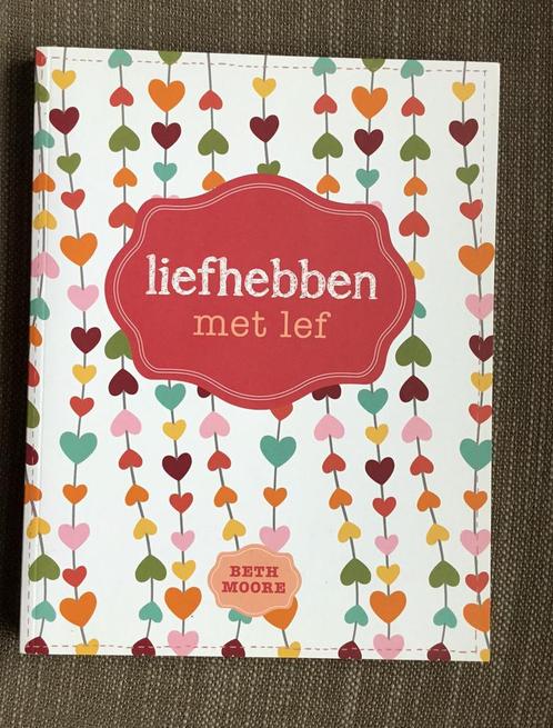 Beth Moore - Liefhebben met lef, Boeken, Godsdienst en Theologie, Zo goed als nieuw, Ophalen of Verzenden