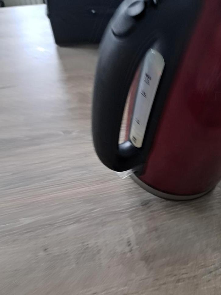 Mooie rode  waterkoker en witte waterkoker, Witgoed en Apparatuur, Waterkokers, Gebruikt, 1 tot 2 liter, Draadloos, Rvs, Ophalen of Verzenden