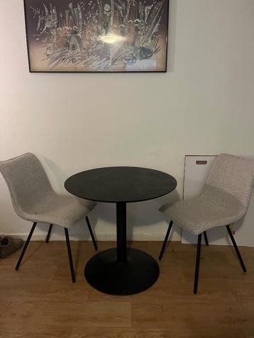 Eettafel plus twee stoelen