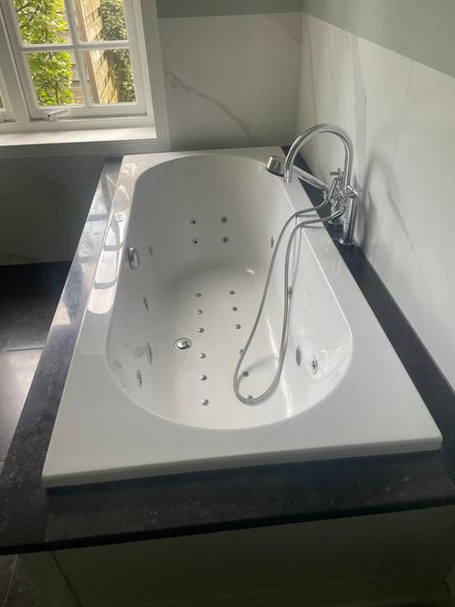 Villeroy & Bosch ligbad met whirlpool systeem., Huis en Inrichting, Badkamer | Complete badkamers, Zo goed als nieuw, Ophalen