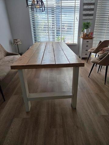 Eettafel mooi hout beschikbaar voor biedingen