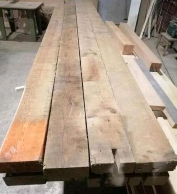 Lange en korte Vuren balken palen balk hout houten regels beschikbaar voor biedingen