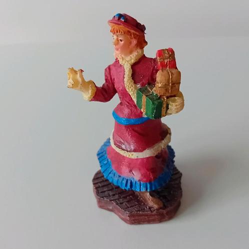 Kerstfiguur nette dame met kado voor kerstdorp, Diversen, Kerst, Ophalen of Verzenden