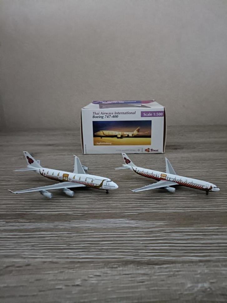 2x Thai Airways International schaalmodel 1:500, Verzamelen, Luchtvaart en Vliegtuigspotten, Zo goed als nieuw, Schaalmodel, Ophalen